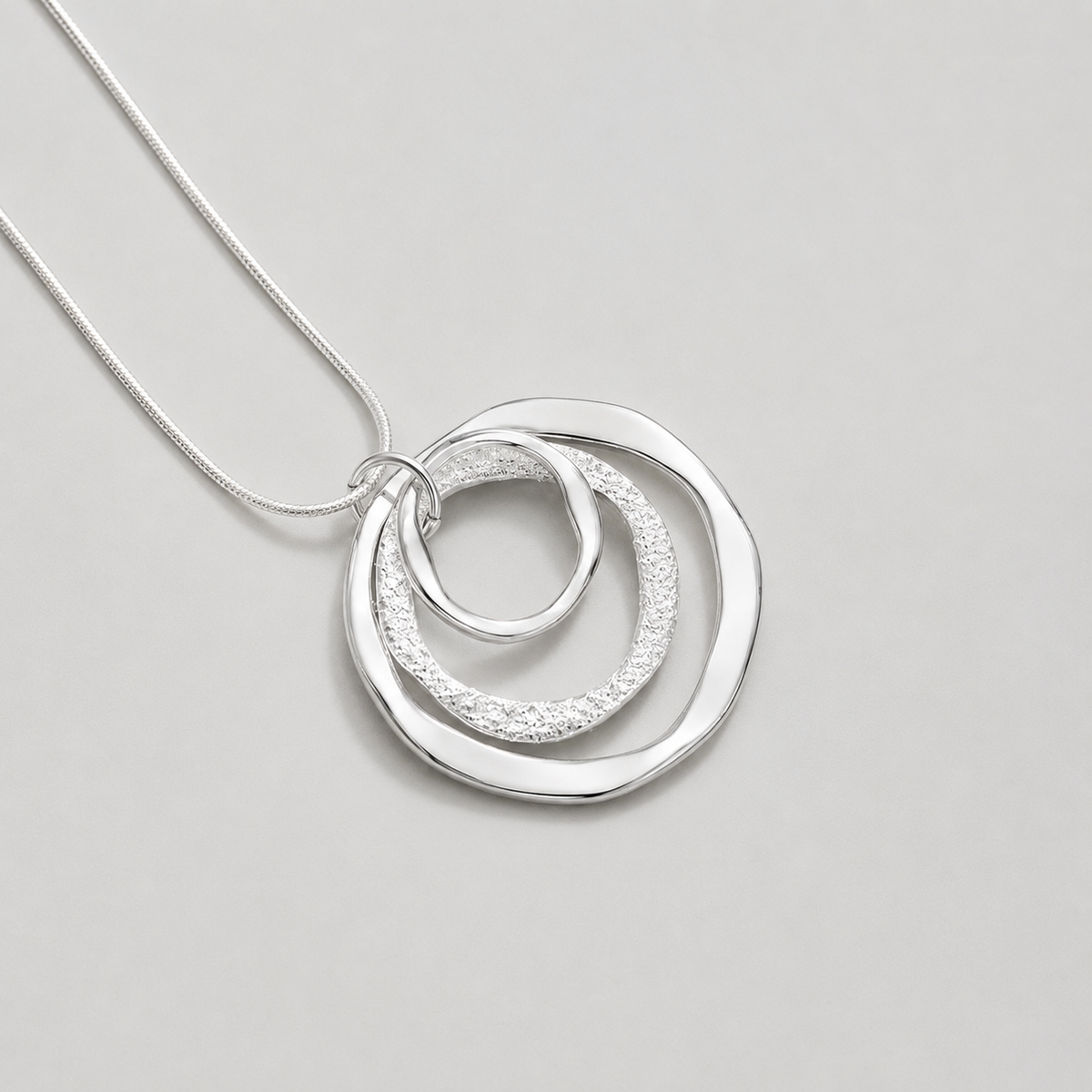 ORBITA™ | Collana con Ciondolo Doppio Cerchio