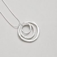 ORBITA™ | Collana con Ciondolo Doppio Cerchio
